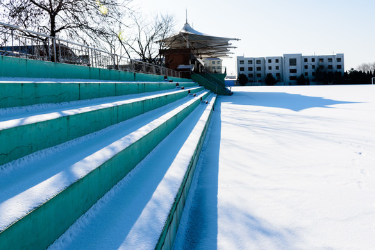 雪后的操场看台