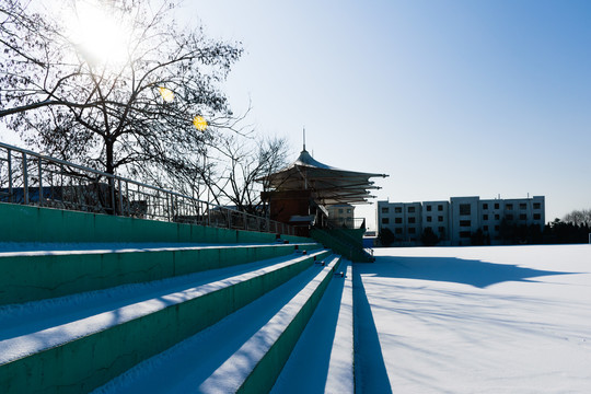 雪后的操场看台