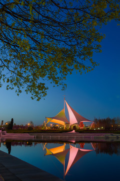 夜晚的城市公园