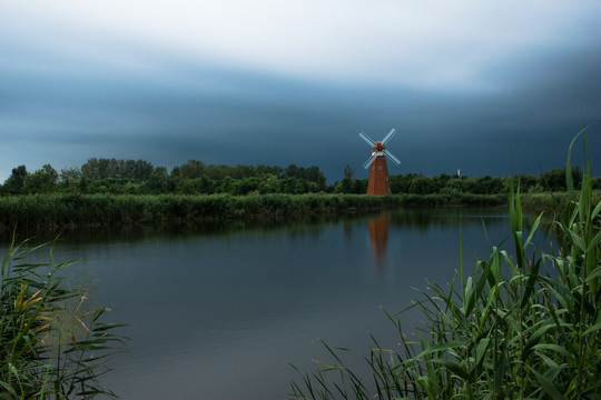 阴天时湿地公园里的风车