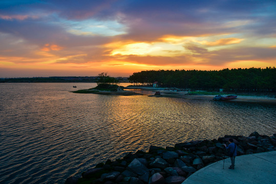 海边的夕阳与摄影师