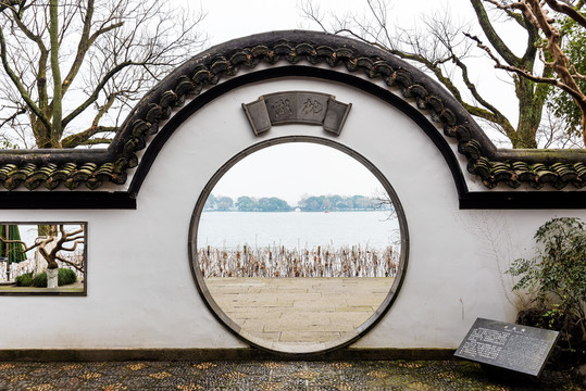 杭州郭庄中式建筑枕湖月门圆门