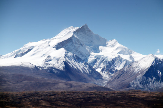 雪山高原湛蓝的天空山峰雪峰