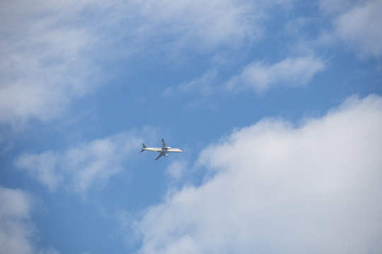 蓝天白云上的飞机