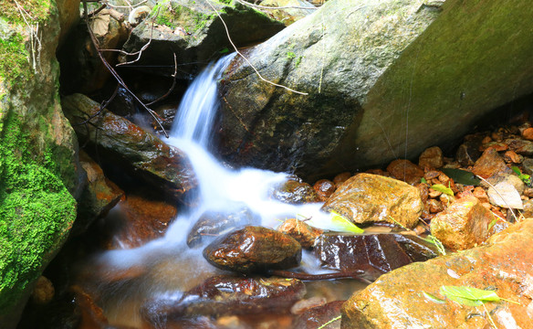 梧桐山泰山涧溪水流淌延时摄影