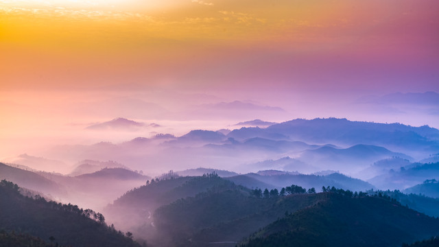 晨雾中的山峦