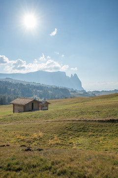 意大利多洛米蒂山脉高原木屋与山