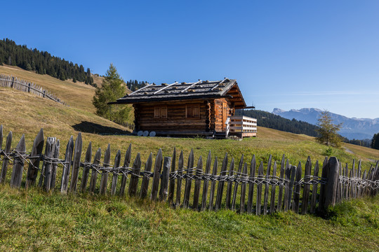 多洛米蒂山脉苏西高原上的木屋