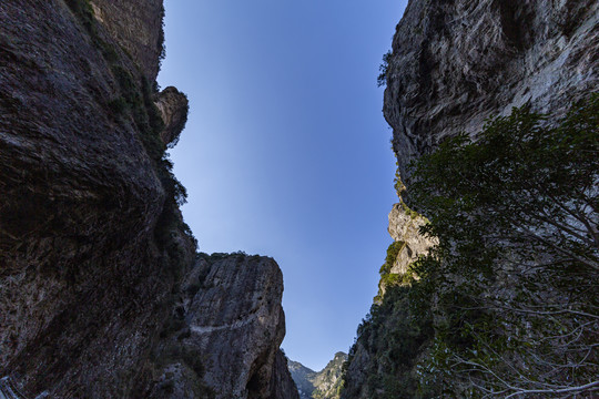 仰拍雁荡山石山