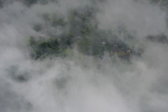 云海中的山村民居