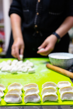 包水饺现场擀皮