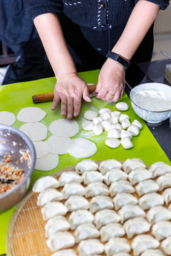 正在包饺子的手