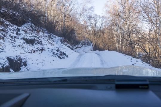 雪中盘山路