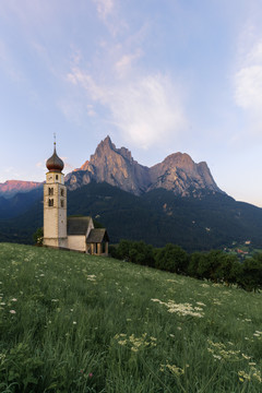 意大利多洛米蒂山间的教堂
