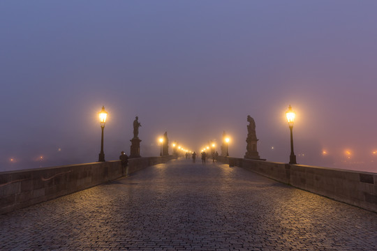 捷克布拉格查理大桥清晨晨雾
