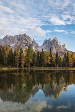 意大利多洛米蒂秋季湖泊美景