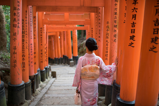 穿着和服的亚洲女性在千本鸟居里