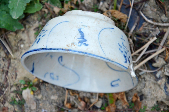 农村青花瓷碗