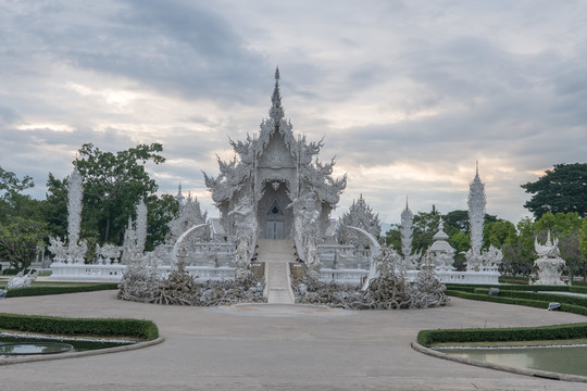 泰国清莱白庙黄昏风景