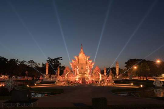 泰国清莱白庙夜晚灯光秀