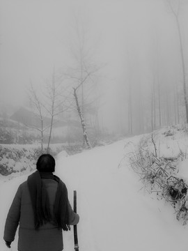 登雪山的老人