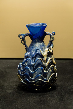 镂空装饰的蓝色玻璃花瓶