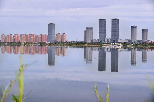 高楼在红海子湿地湖水中的倒影