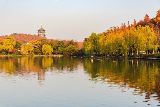 杭州西湖南山路与雷峰塔秋景