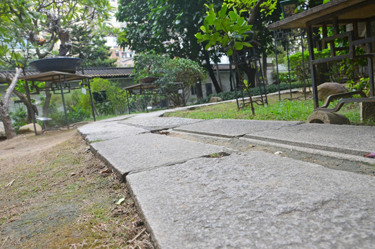 花岗岩石板路