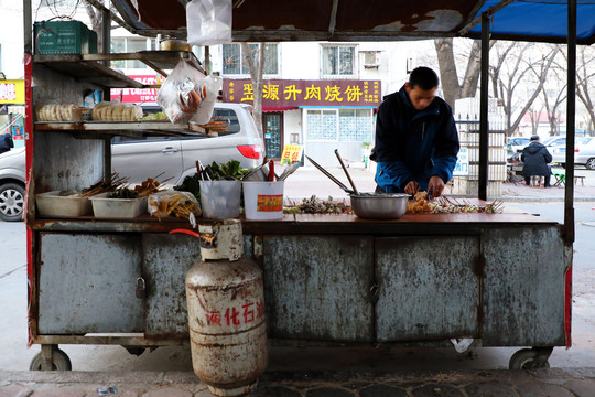 麻辣串小吃摊