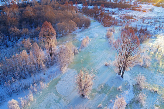 雪域冰封河流树林晨光