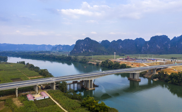 上金大桥与河流