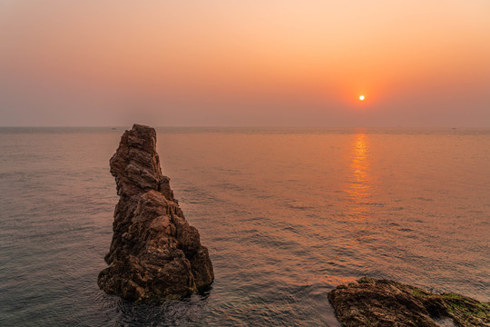 山东长岛峰山林海的日出风景