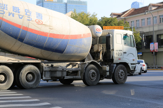 水泥罐车