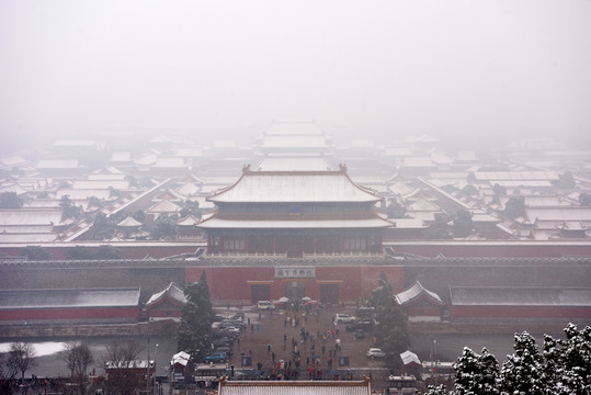 雪花飘飘中的故宫