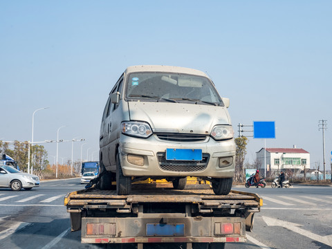 道路违停拖车