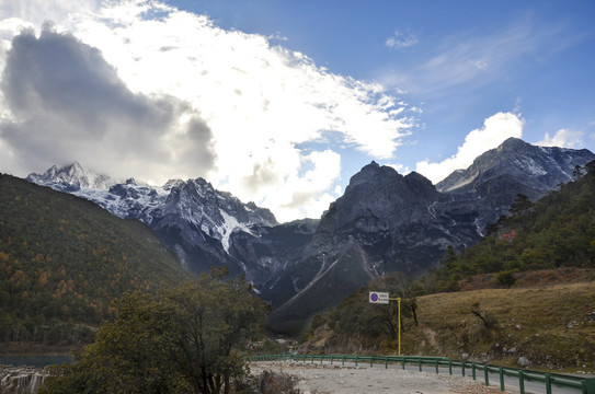 蓝天白云高山