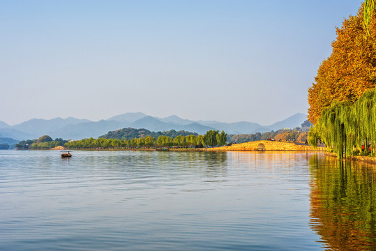 杭州西湖白堤断桥秋景