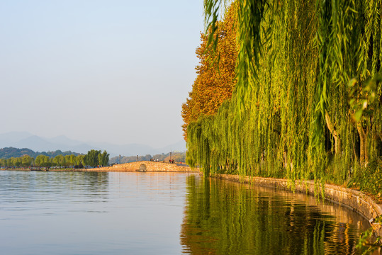 杭州西湖白堤断桥秋景