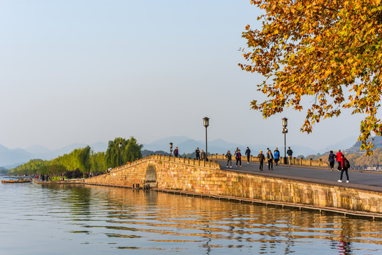 杭州西湖白堤断桥秋景