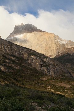 险峻的高山