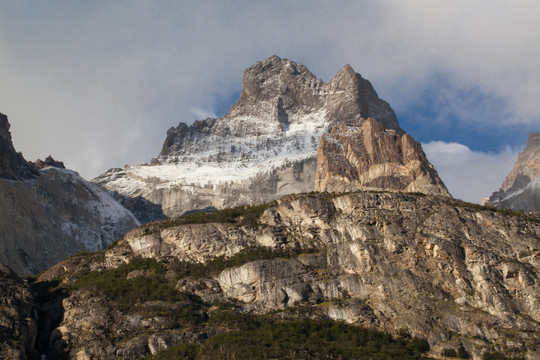 险峻的高山