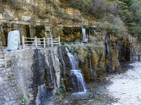 山间瀑布