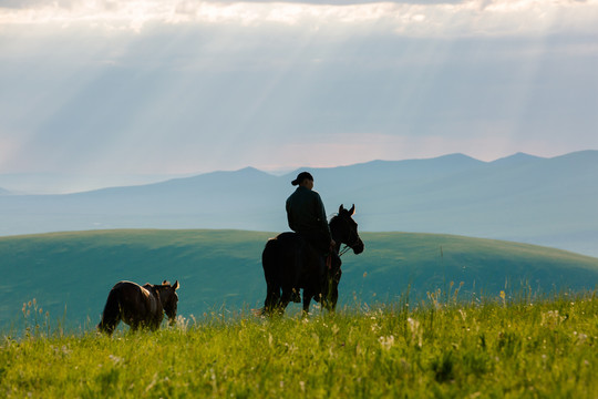 草原骑马的蒙古族