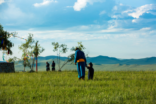 清晨草原祭敖包的蒙古族