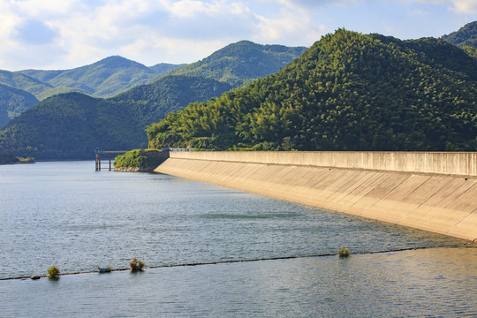 堇山湖美景