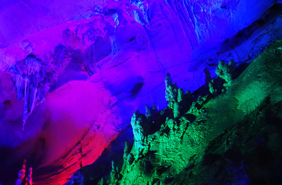 广西柳州都乐公园溶洞的钟乳石