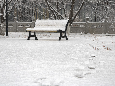 雪中一条长凳