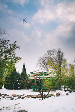 飛機飛過藍天白云雪地