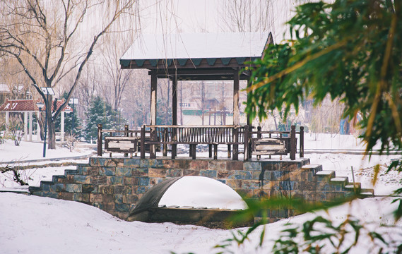 雪地里桥上的棚子